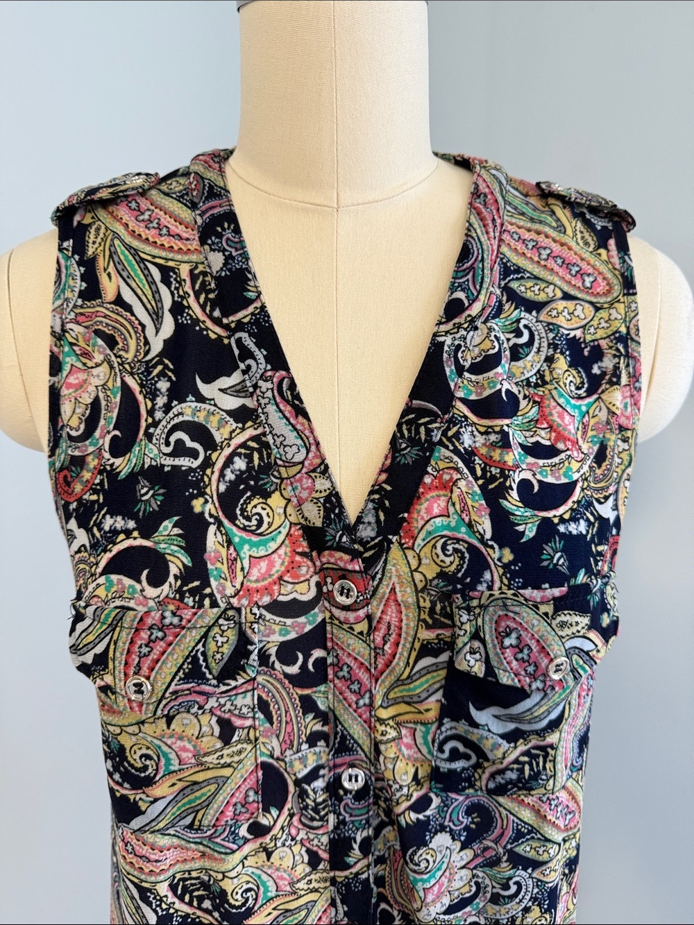 Ember Sleeveless Button down Paisley V-Neck Top in Navy SZL - Picture 3 of 15